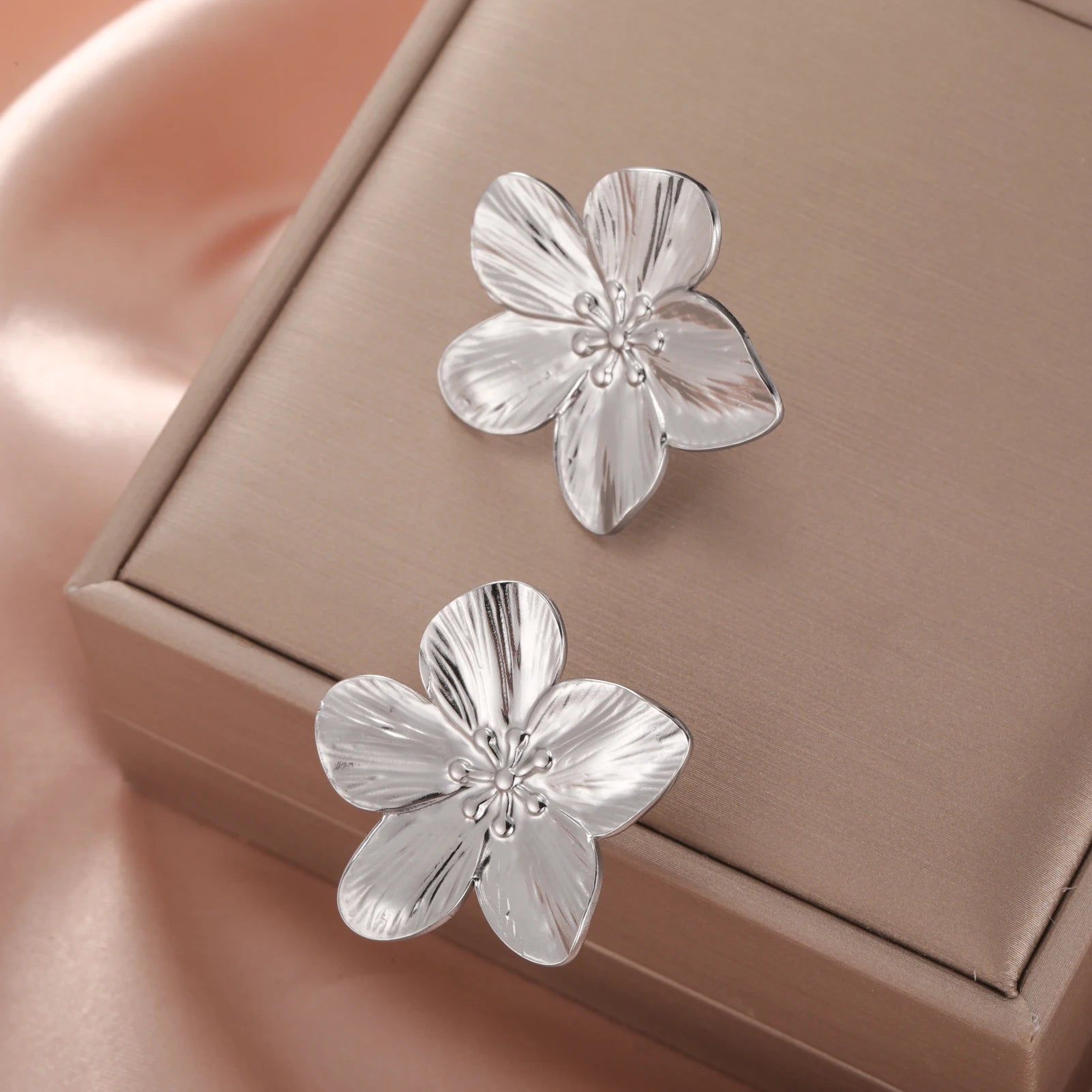 Boucles d'Oreilles Fleur Dorée – Élégance Florale Bohème Chic